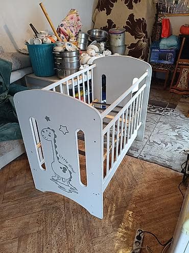 Полки, стеллажи: Детская кроватка с бортиками, белая, с рисунком «Little dino» на — 1
