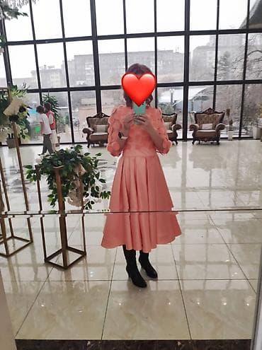 Платья: Платье миди нежно‑кораллового цвета. Одела его всего 1 раз. - Размер — 3