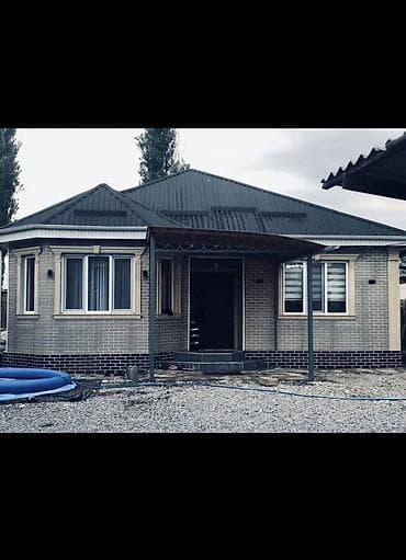 Красивый одноэтажный дом с современной отделкой и навесом у входа