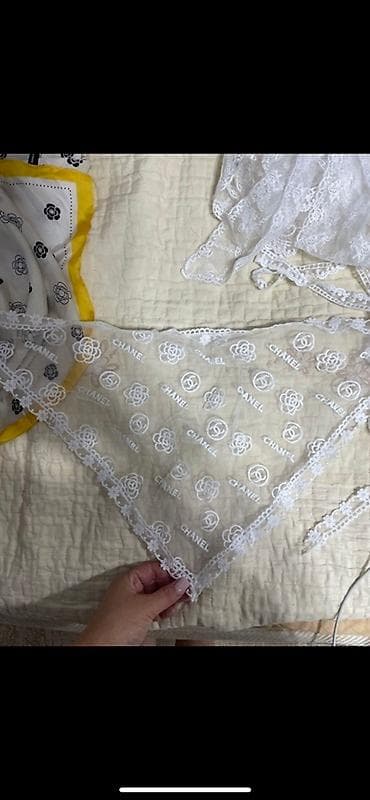 шал: === PART 1: TEXTUAL DESCRIPTION === Прозрачный женский платок с — 1