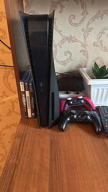 Техника и электроника: Срочно продаю Игровая консоль PlayStation 5 с 2 джостиками и 5 дисками — 1