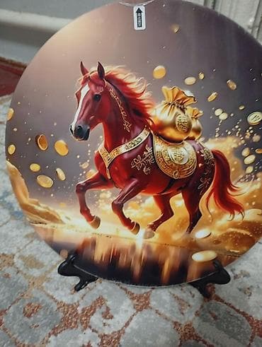 Декоративная круглая настольная панель с изображением алой лошади и