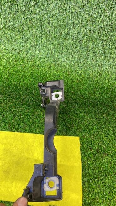 e61: Кронштейн левый нижний крепления передней фары б\у оригинал На БМВ — 3