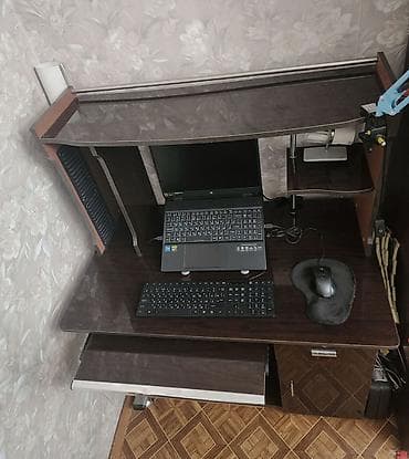 Столы: Продаю компьютерный стол. Стол в хорошем состоянии, с выдвижной полкой — 2