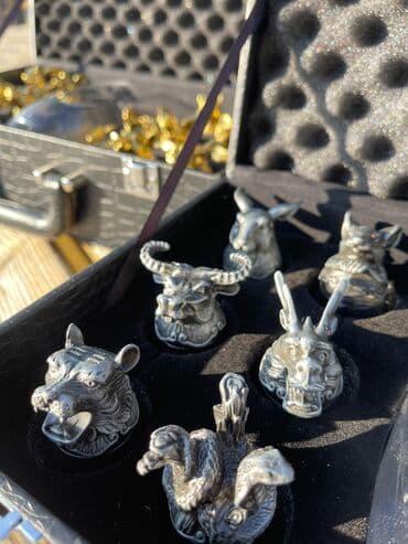 из серебра: • Набор : Кувшин и рюмки в чемодане. • Чемодан(экокожа имитация — 4