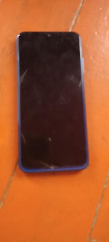 Смартфон с экраном ~6–6.3", корпус синего цвета. Основные