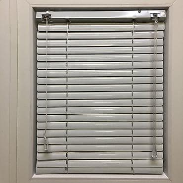 Алюминиевые горизонтальные жалюзи на окно - Материал: алюминиевые