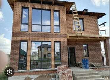 пластиковые витражи: Элегантное высокое окно арочной формы с черным профилем. Изделие — 4