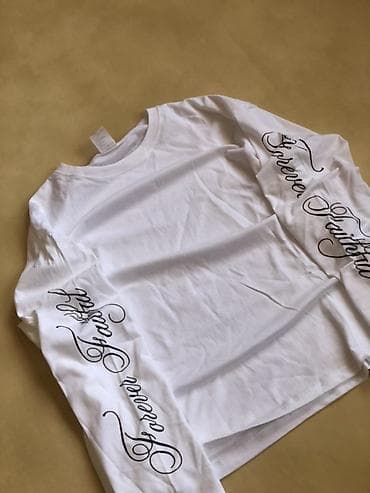 черные рубашки: Лонгслив белый с принтами на рукавах - Крой: классический, круглая — 1