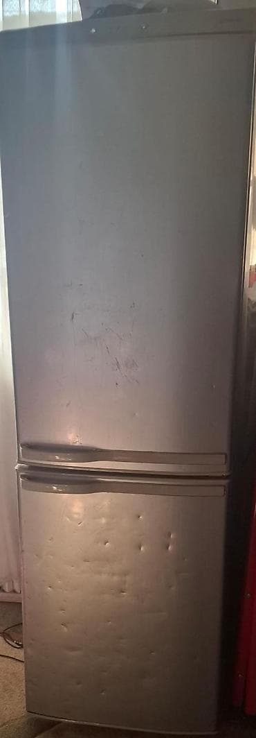 mini refrigerator: Двухкамерный холодильник с нижней морозильной камерой, серебристый — 1