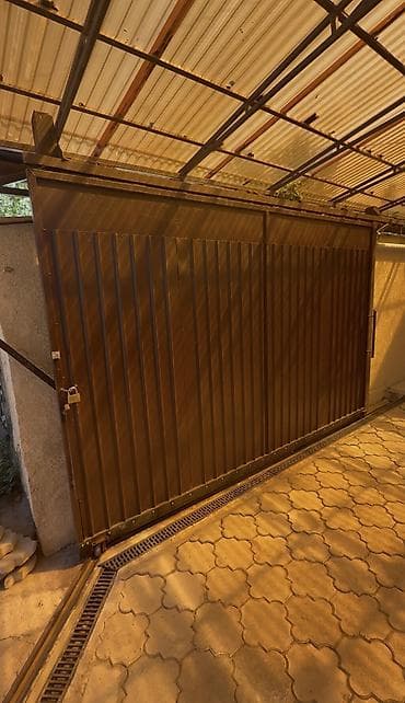 железные вароты: Металлические откатные ворота с калиткой, открываются под углом — 5