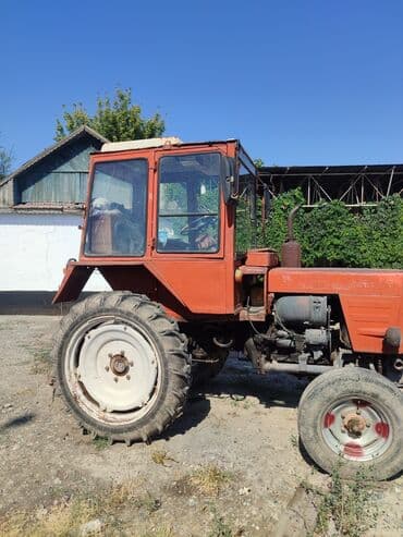 Тракторы Lovol: Трактор рыжего цвета, предназначенный для выполнения различных — 1