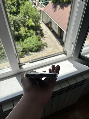 xperia 1v: Смартфон с плоским дисплеем и защитным прозрачным чехлом — 2