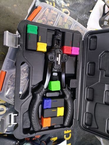 инструмены: Набор ручных инструментов для установки заклепочных гаек, включающий — 1