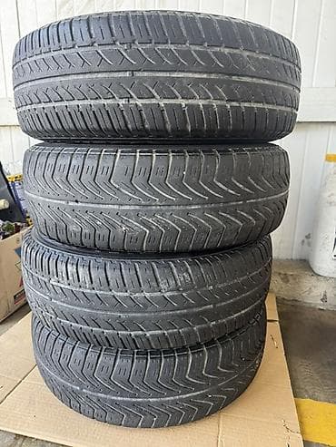 Комплект из 4 автомобильных шин. Летний рисунок протектора с