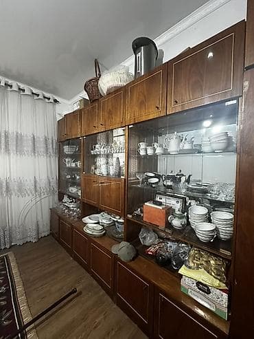 Секция-витрина для гостиной из массива/шпона в классическом стиле. - — 1