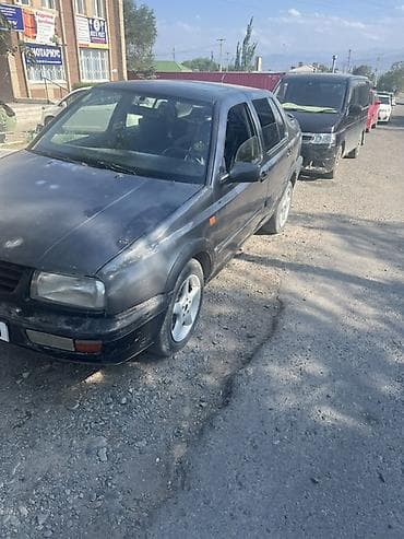 Volkswagen Golf: 1992 г., 2 л, Механика, Бензин, Седан