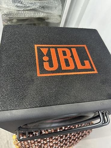 rca: Активный сабвуфер JBL в корпусе - Размер динамика: 10–12" (визуально — 3