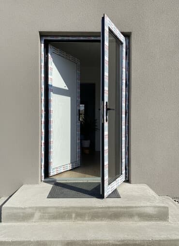 резина для дверей: Описание: Металлопластиковая входная дверь с белым профилем и черной — 1