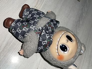 шапки с ушами: Милая кукла-игрушка в мягком сером костюме зверюшки с ушками и зубками — 1