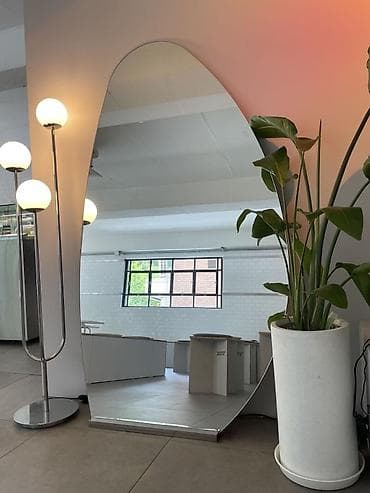 Зеркала: Зеркало с закругленными углами в тонкой металлической раме. Имеет — 3