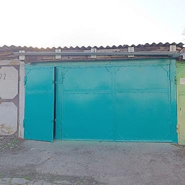 Гараж из капитальных стен с распашными металлическими воротами at lalafo.kg Гараж из капитальных стен с распашными металлическими воротами