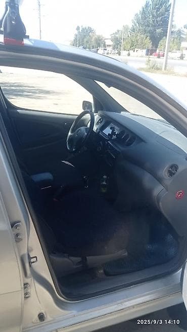 Daihatsu YRV: 2001 г., Механика, Бензин, Хэтчбэк