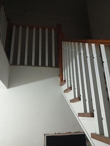 мансард: Деревянная лестница Для дома, Форма лестницы: Г-образная, Стиль: Классический — 2