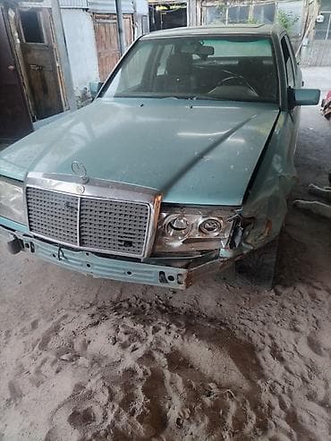 Mercedes-Benz W124, седан, бирюзовый цвет. Классический кузов с