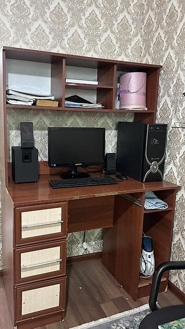 стол кухиний: Компьютерный стол, Б/у, С полками — 4