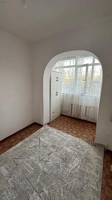 пост гаи: 4 бөлмөлуу батирдин 1 бөлмөсү ижарага берилет. Баасы 15 миң сом. 2 — 1