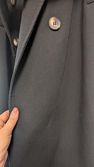 Плащи: Женский тренч чёрного цвета в классическом стиле. В идеальном — 3