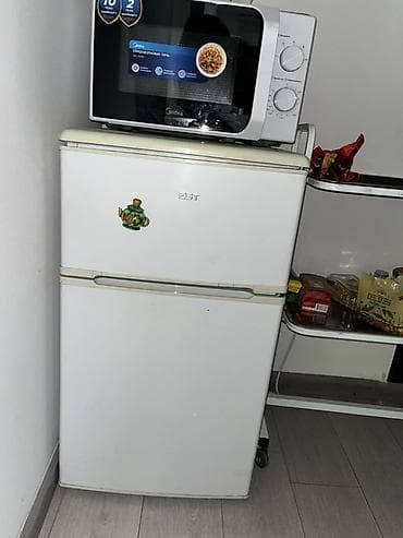 Компактный холодильник ZEST с верхней морозильной камерой. Основные