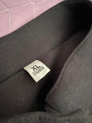 одежди: Мужской чёрный полузамок с короткой молнией (half‑zip). - Тип: тёплый — 5