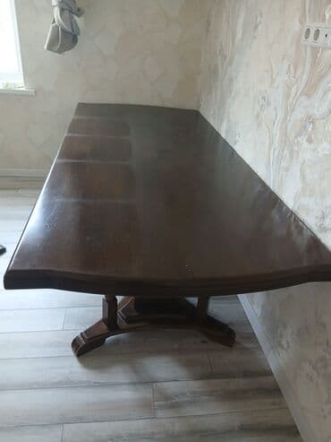 Стол в отличном состоянии чистое дерево лаки все на месте без