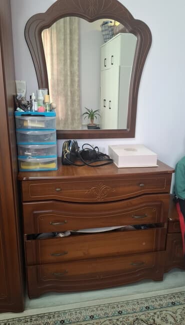 Спальный гарнитур в классическом стиле Состав: - Двуспальная кровать