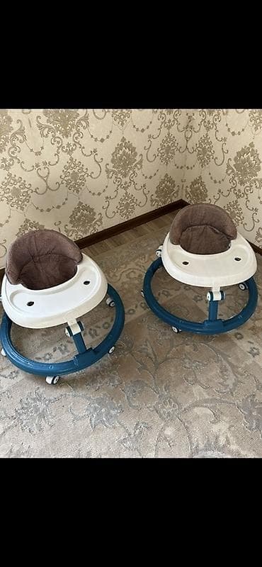 Детские ходунки, комплект из двух штук. - Круглая устойчивая база на