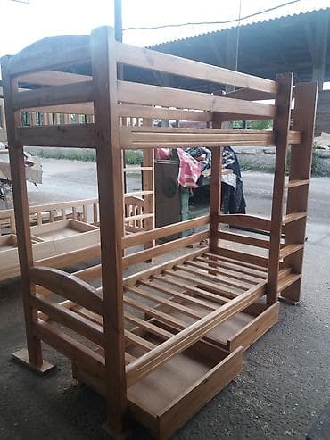 2х ярустные кровати: Продаётся двухъярусный кровать(сосна).(Размер высота 1.80см длина — 6