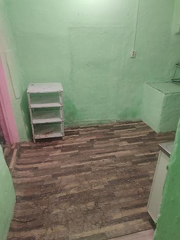 квартира на цокольном этаже: Двухкомнатная помещение с кухонной зоной Описание: - Планировка — 3