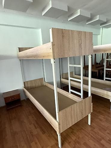 Двухъярусная кровать с металлическим каркасом и ограждениями -