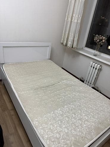 Мебель: Белая односпальная детская кровать с матрасом, * Тип кровати — 3