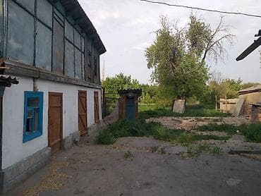 продаю дом рынок таатан: Продаётся жилой дом с большим участком. Сокулук ул. Калинина 24 - Дом — 8