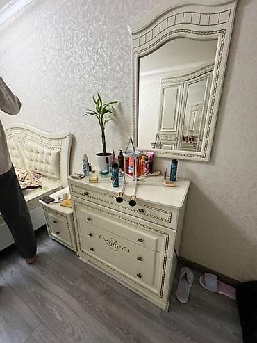 Спальный гарнитур в классическом стиле, цвет слоновая кость с