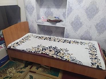 односпальные диваны кровати: Односпальная кровать с деревянным изголовьем и бортами. - Компактный — 1