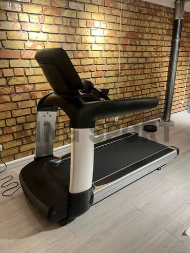 тренажерный оборудование: Беговая дорожка Life Fitness с электронным управлением. Оснащена — 4
