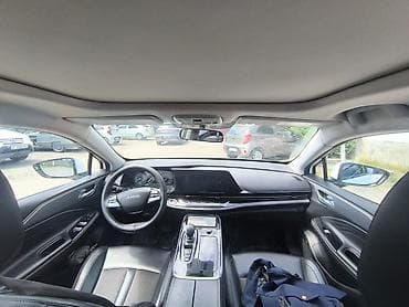 электромобиль станции зарядки: Электромобиль GAC Aion S, белый седан. Ключевые особенности: - — 6