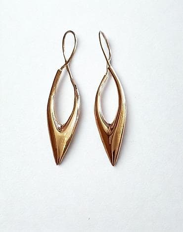 серьги с бриллиантом: Пара элегантных золотистых сережек с английским замком. Каждая сережка — 5