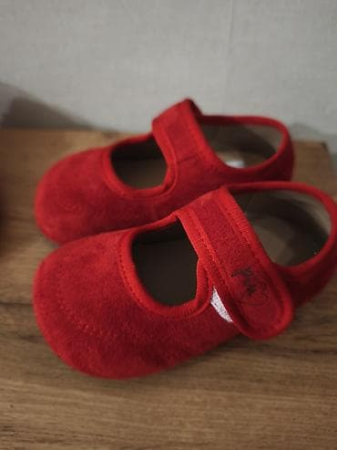 Боди: Продам б/у тапочки и красные туфельки, состояние хорошее. Размер 24 — 4