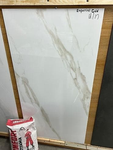 Керамическая плитка Imperial Gold с белым фоном и золотистыми