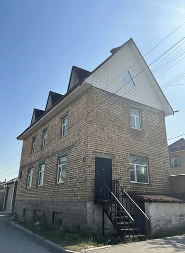 сдается дом рабочий городок ул алтымышева: Сдается 3 этажный дом, адрес Арстанбап 43, 800 метров от ахунбаева по — 1